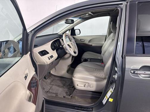 2013 Toyota Sienna XLE