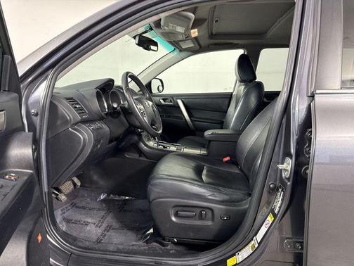 Magnetic Gray Metallic 2012 Toyota Highlander SE