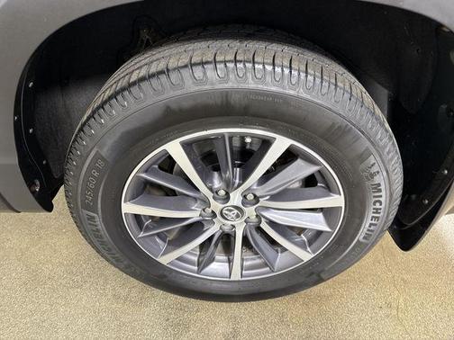 Midnight Black Metallic 2018 Toyota Highlander XLE