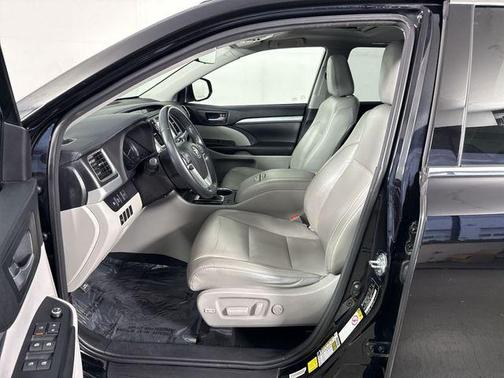 Midnight Black Metallic 2018 Toyota Highlander XLE