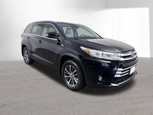 Midnight Black Metallic 2018 Toyota Highlander XLE