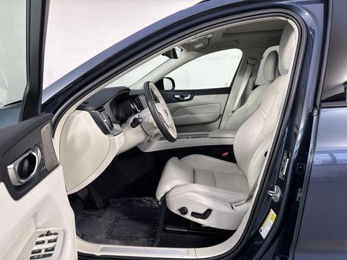 2025 Volvo XC60 B5 Ultra