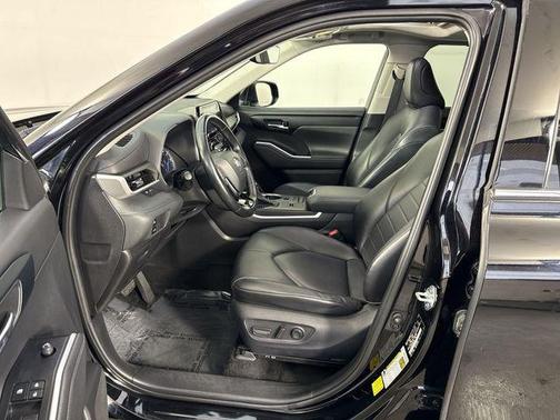 Midnight Black Metallic 2021 Toyota Highlander Hybrid XLE