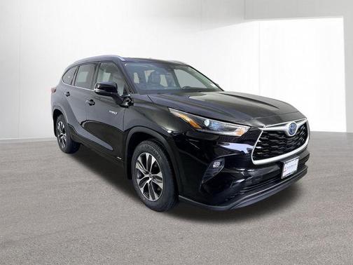 Midnight Black Metallic 2021 Toyota Highlander Hybrid XLE