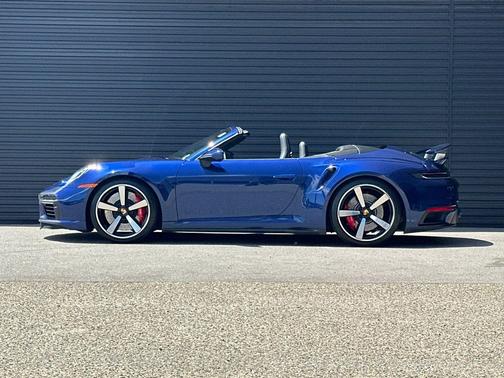 Gentian Blue Metallic 2021 Porsche 911 Turbo