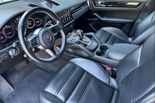Dolomite Silver Metallic 2023 Porsche Cayenne Cayenne
