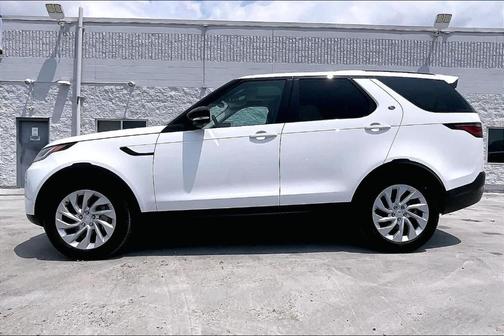 Fuji White 2024 Land Rover Discovery P300 S