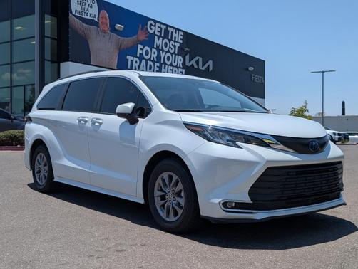 2023 Toyota Sienna XLE