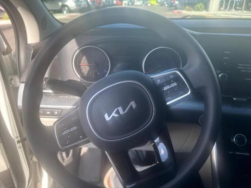 2022 Kia Carnival LX