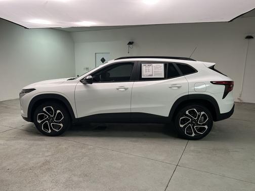Summit White 2026 Chevrolet Trax 2RS