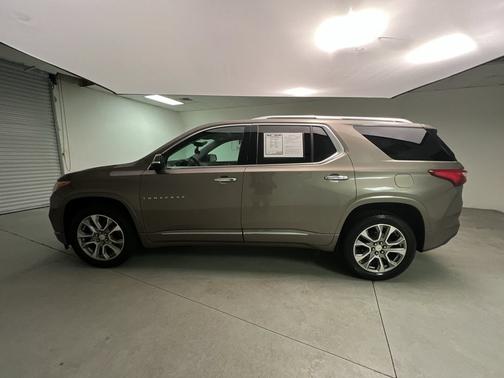 Stone Gray Metallic 2020 Chevrolet Traverse Premier