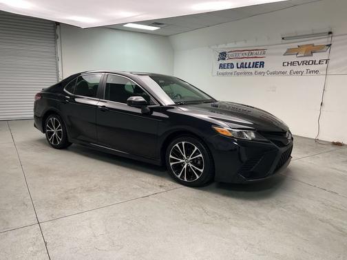 Midnight Black Metallic 2019 Toyota Camry SE