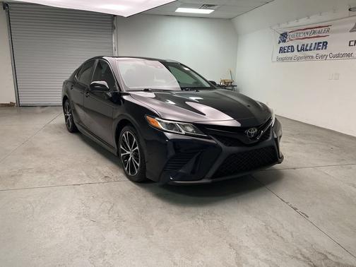Midnight Black Metallic 2019 Toyota Camry SE
