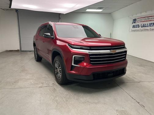 Radiant Red Tintcoat 2024 Chevrolet Traverse LT