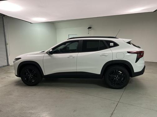 Summit White 2026 Chevrolet Trax ACTIV