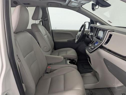 2020 Toyota Sienna XLE