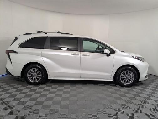 2025 Toyota Sienna XLE