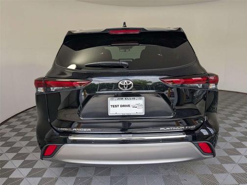 Midnight Black Metallic 2026 Toyota Highlander Platinum