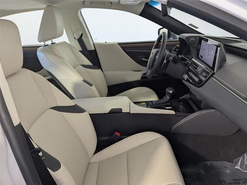 2025 Lexus ES 300h Base