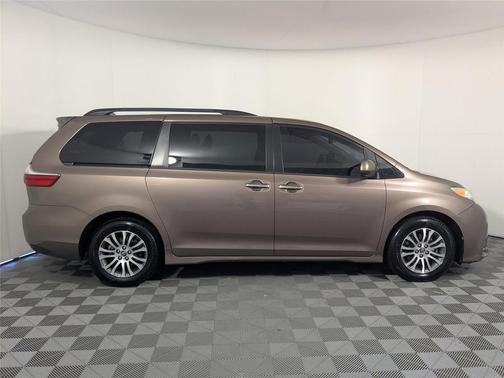 2020 Toyota Sienna XLE