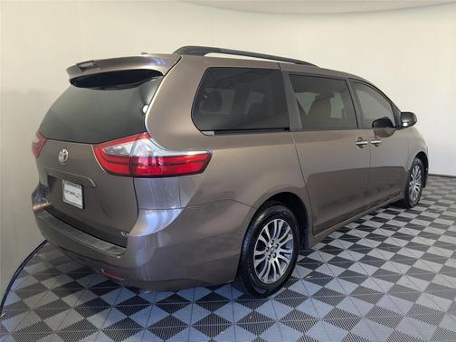 2020 Toyota Sienna XLE