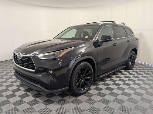 Midnight Black Metallic 2022 Toyota Highlander XLE