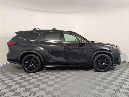 Midnight Black Metallic 2022 Toyota Highlander XLE