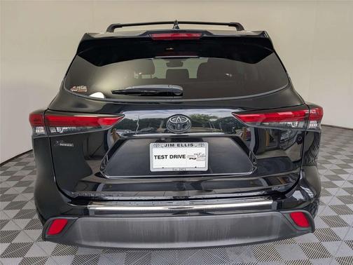Midnight Black Metallic 2022 Toyota Highlander XLE