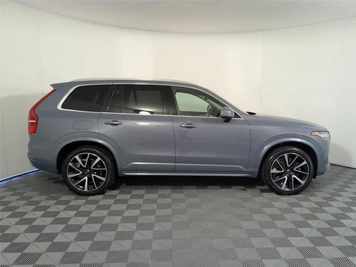 2022 Volvo XC90 T6 Momentum