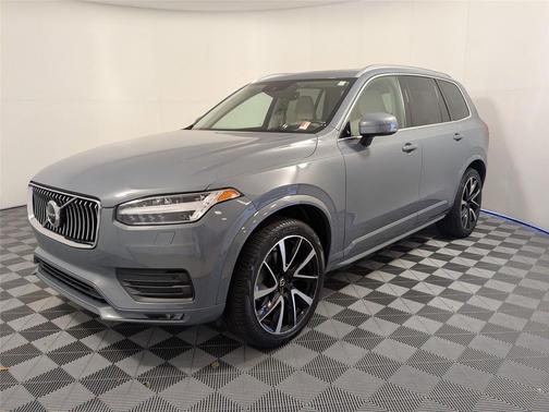 2022 Volvo XC90 T6 Momentum