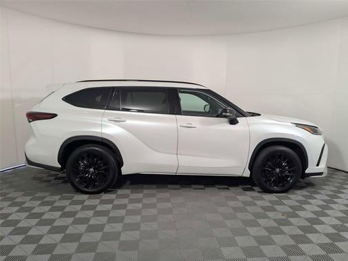 Wind Chill Pearl 2025 Toyota Highlander XSE