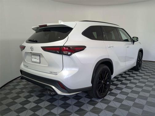 Wind Chill Pearl 2025 Toyota Highlander XSE