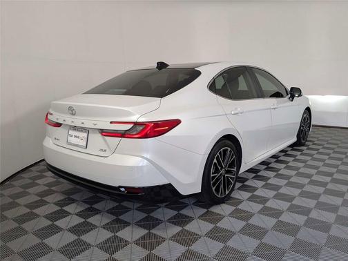 Wind Chill Pearl 2025 Toyota Camry XLE