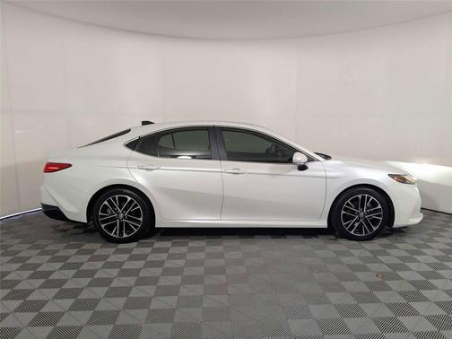 Wind Chill Pearl 2025 Toyota Camry XLE