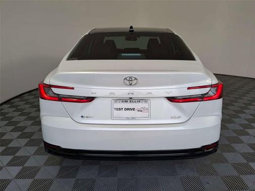 Wind Chill Pearl 2025 Toyota Camry XLE