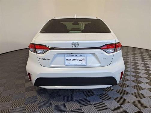 Photo 5 of 32 of 2021 Toyota Corolla LE