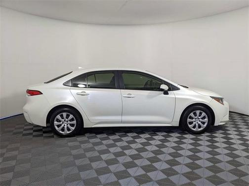 Photo 3 of 32 of 2021 Toyota Corolla LE