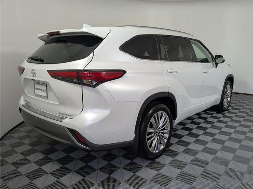2023 Toyota Highlander Platinum