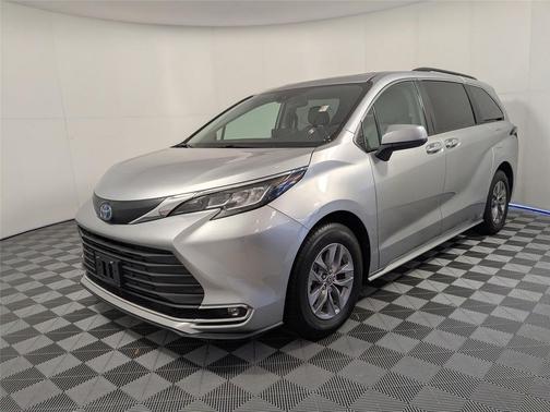 2023 Toyota Sienna XLE