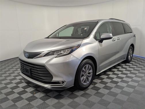 2023 Toyota Sienna XLE