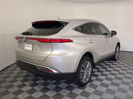 Titanium Glow 2024 Toyota Venza XLE