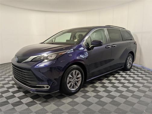 2024 Toyota Sienna XLE 8 Passenger