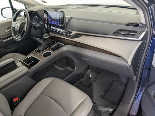 2024 Toyota Sienna XLE 8 Passenger