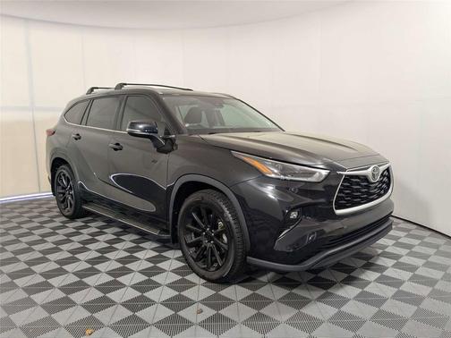 Midnight Black Metallic 2021 Toyota Highlander XLE