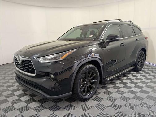 Midnight Black Metallic 2021 Toyota Highlander XLE