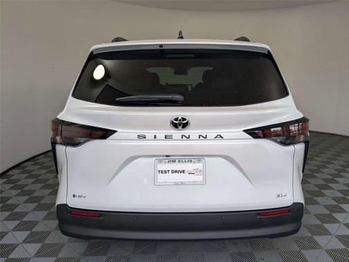 Wind Chill Pearl 2026 Toyota Sienna XLE