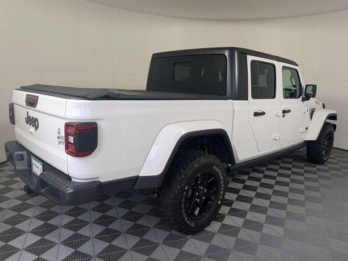 Bright White Clearcoat 2024 Jeep Gladiator Willys
