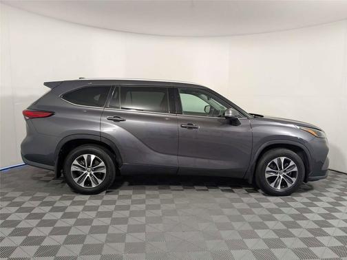 Magnetic Gray Metallic 2022 Toyota Highlander XLE