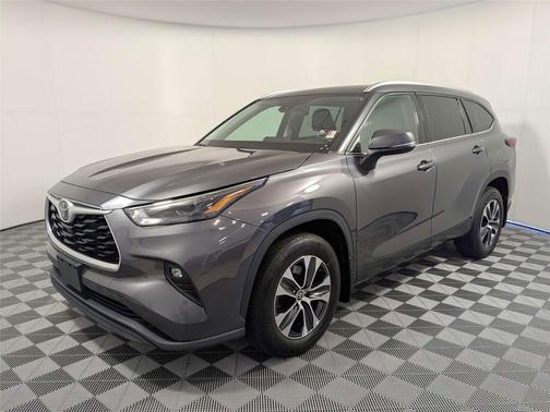Magnetic Gray Metallic 2022 Toyota Highlander XLE