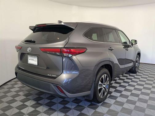 Magnetic Gray Metallic 2022 Toyota Highlander XLE